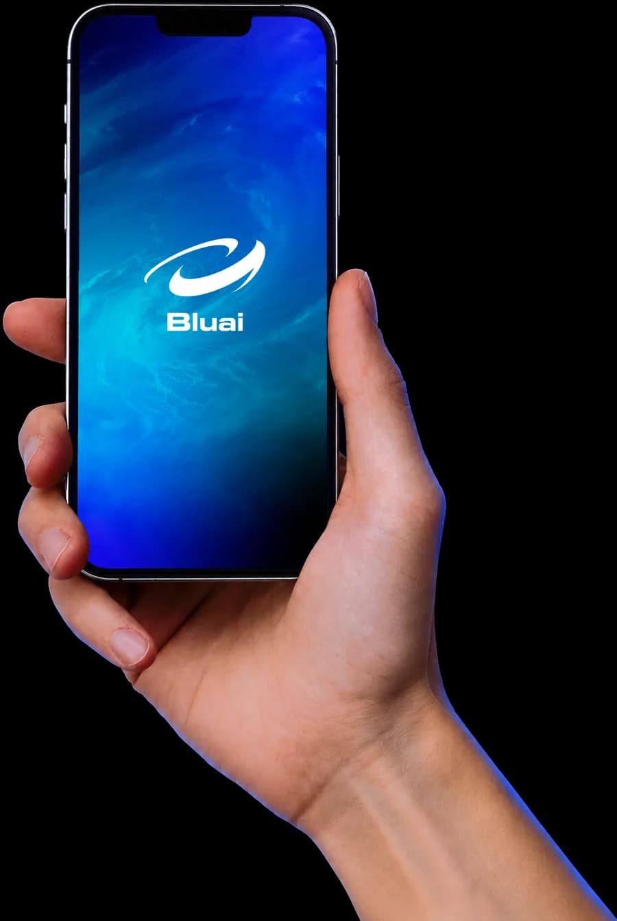 Aplicación Bluai en un teléfono sostenido en la mano